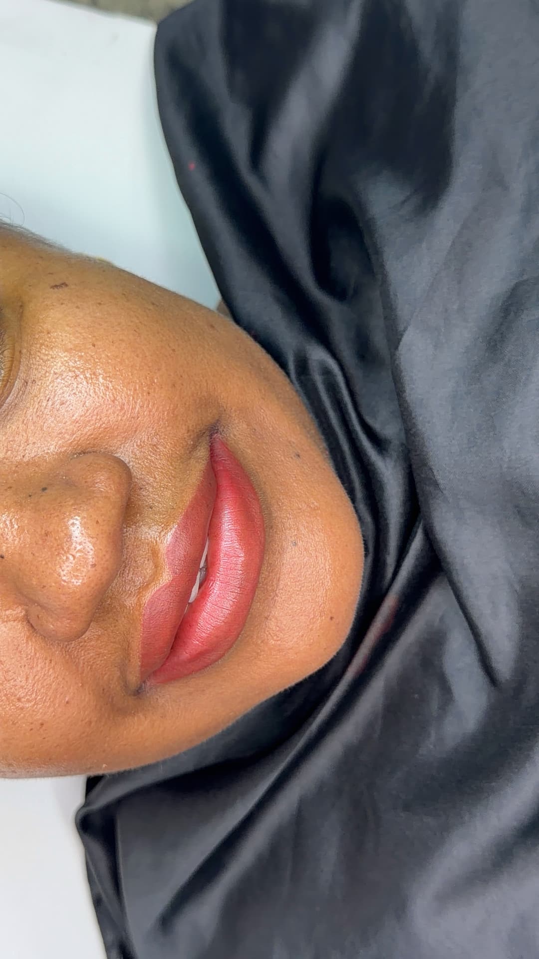 Modelo durante procedimento de micropigmentação labial do método Velvety Lips