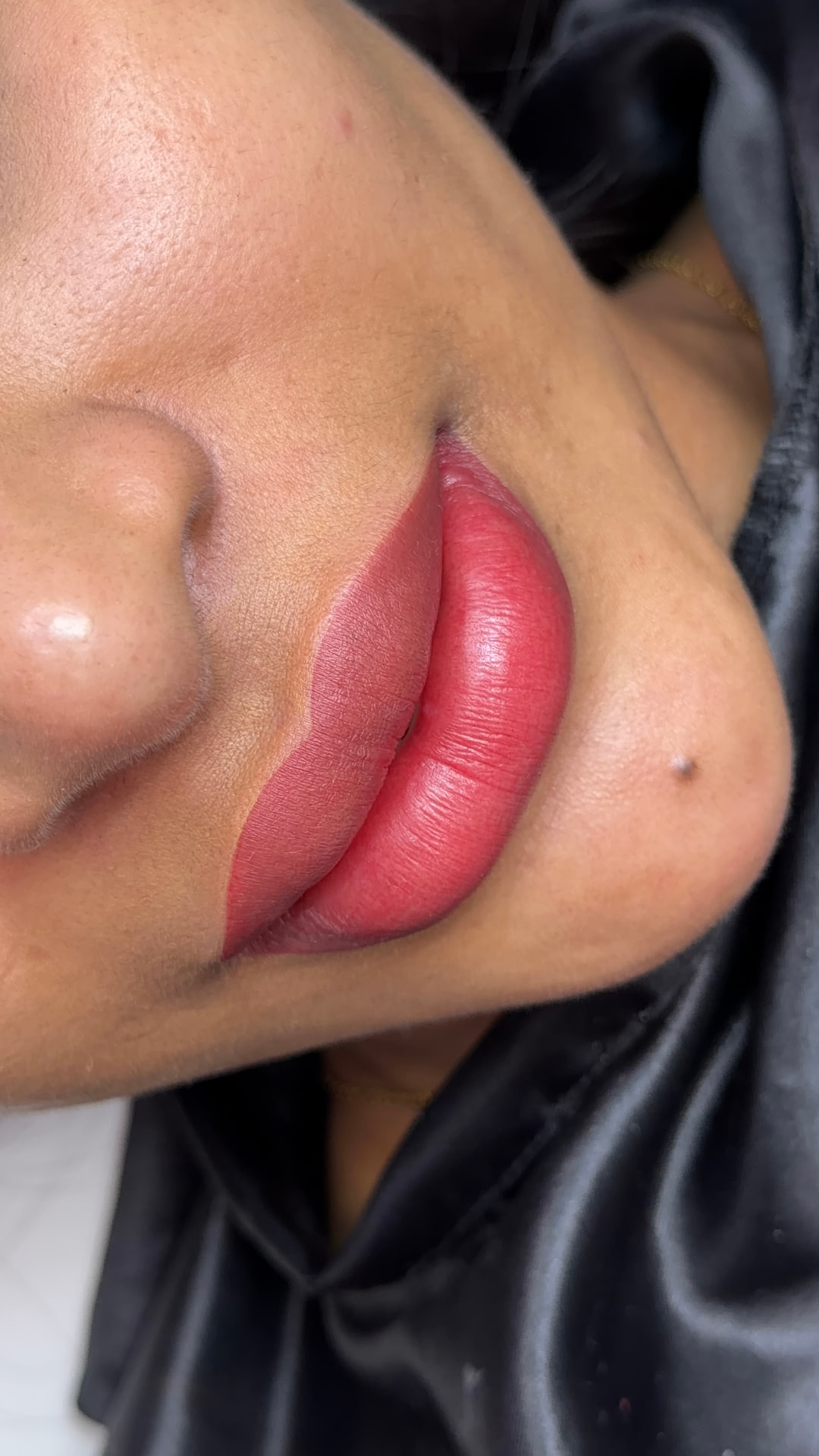 Close real de acabamento aveludado de micropigmentação labial