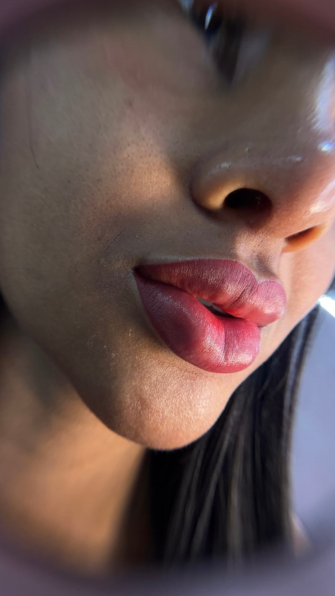 Close real de acabamento aveludado de micropigmentação labial