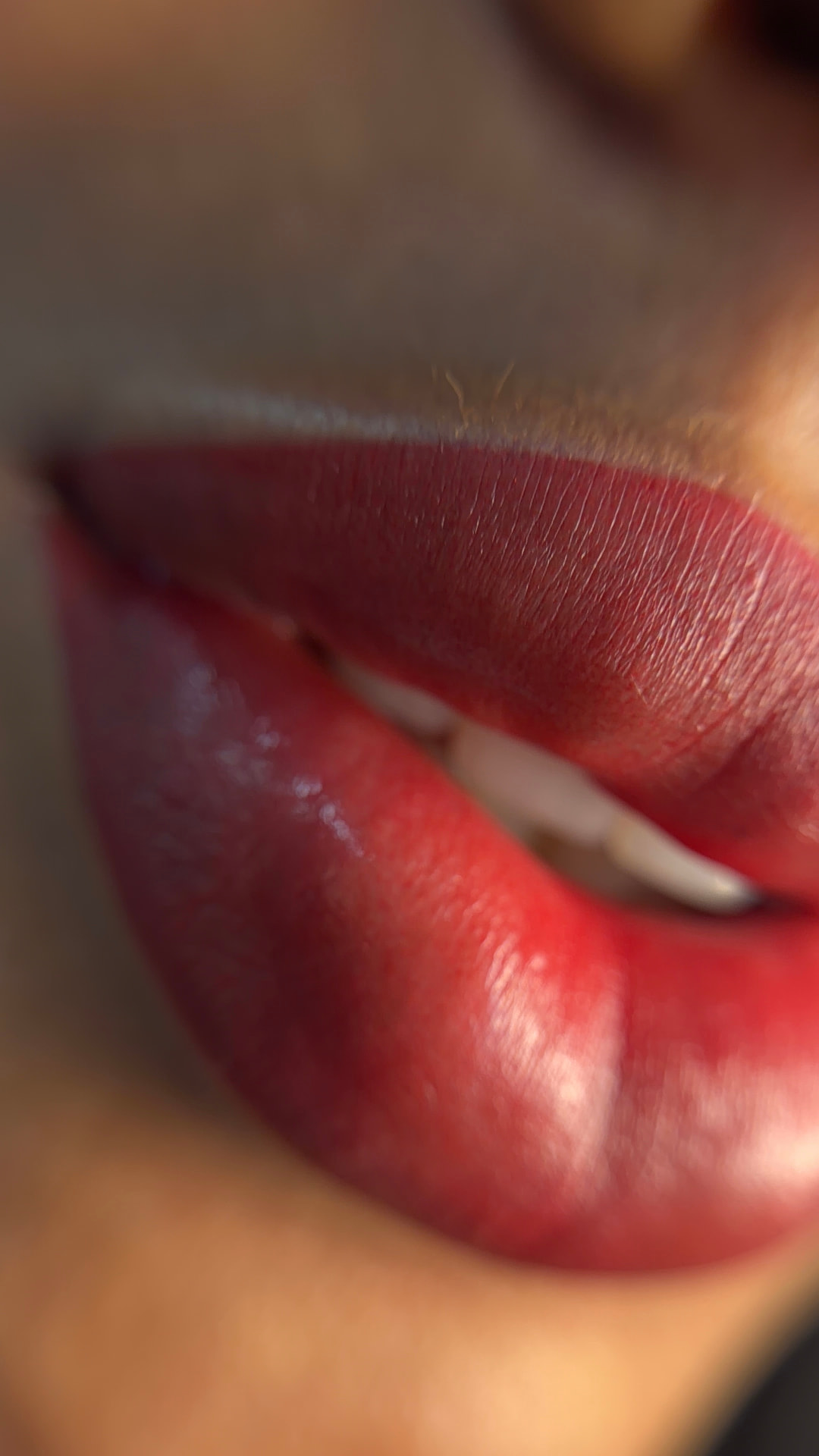 Close real de acabamento aveludado de micropigmentação labial